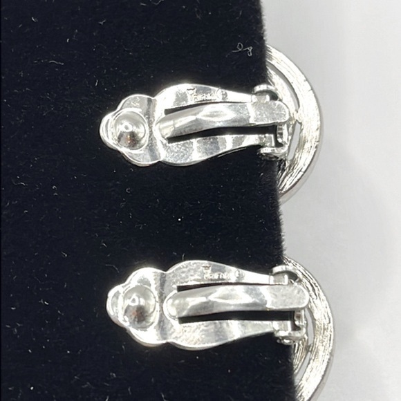 Crown Trifari Estate Silver Matte Silver Plated Clip On Earrings signed - Picture 5 of 10